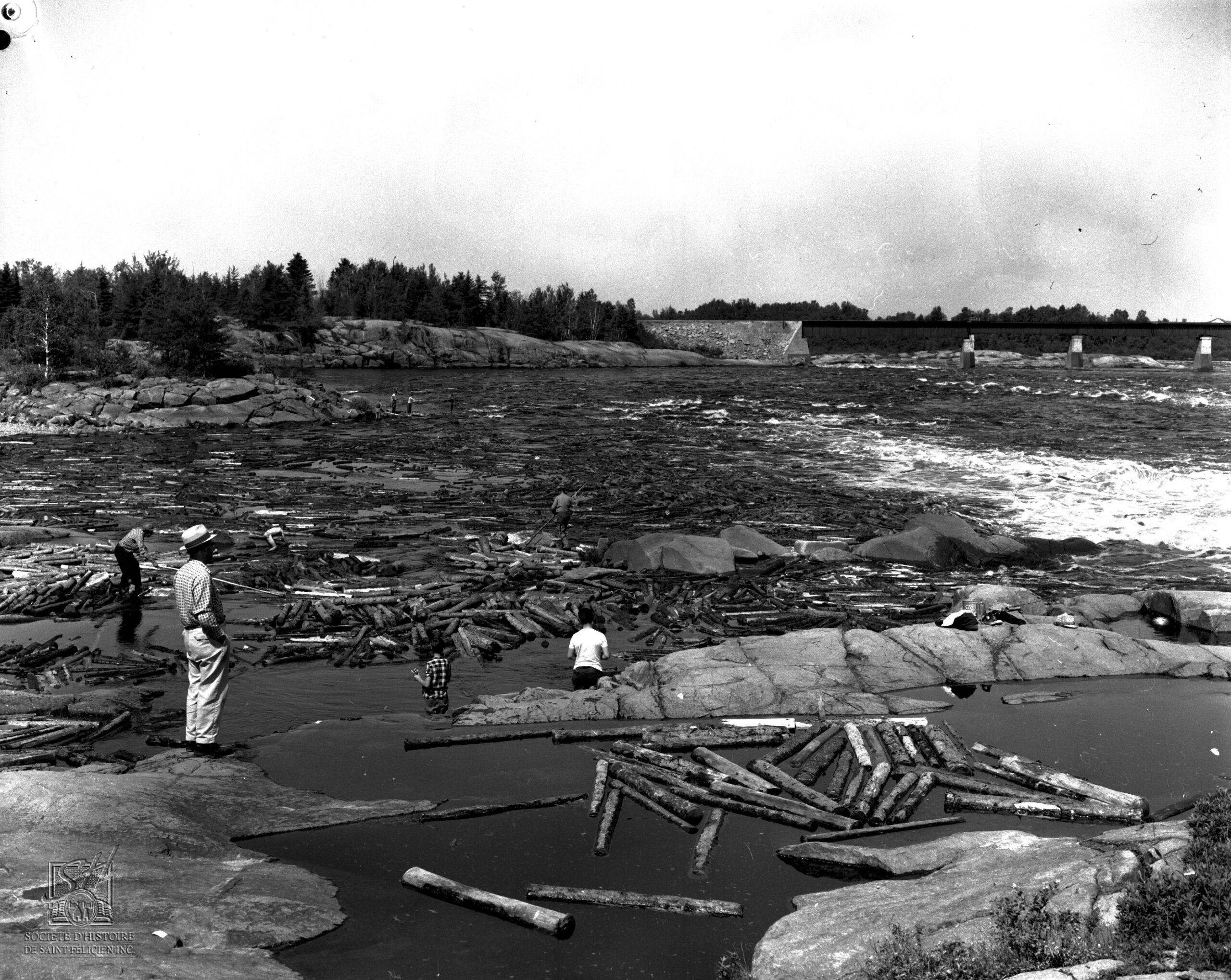 Drave sur la rivière Ashuapmushuan, à la Chute-à-Michel (crédit photo - Société d'histoire de Saint-Félicien)