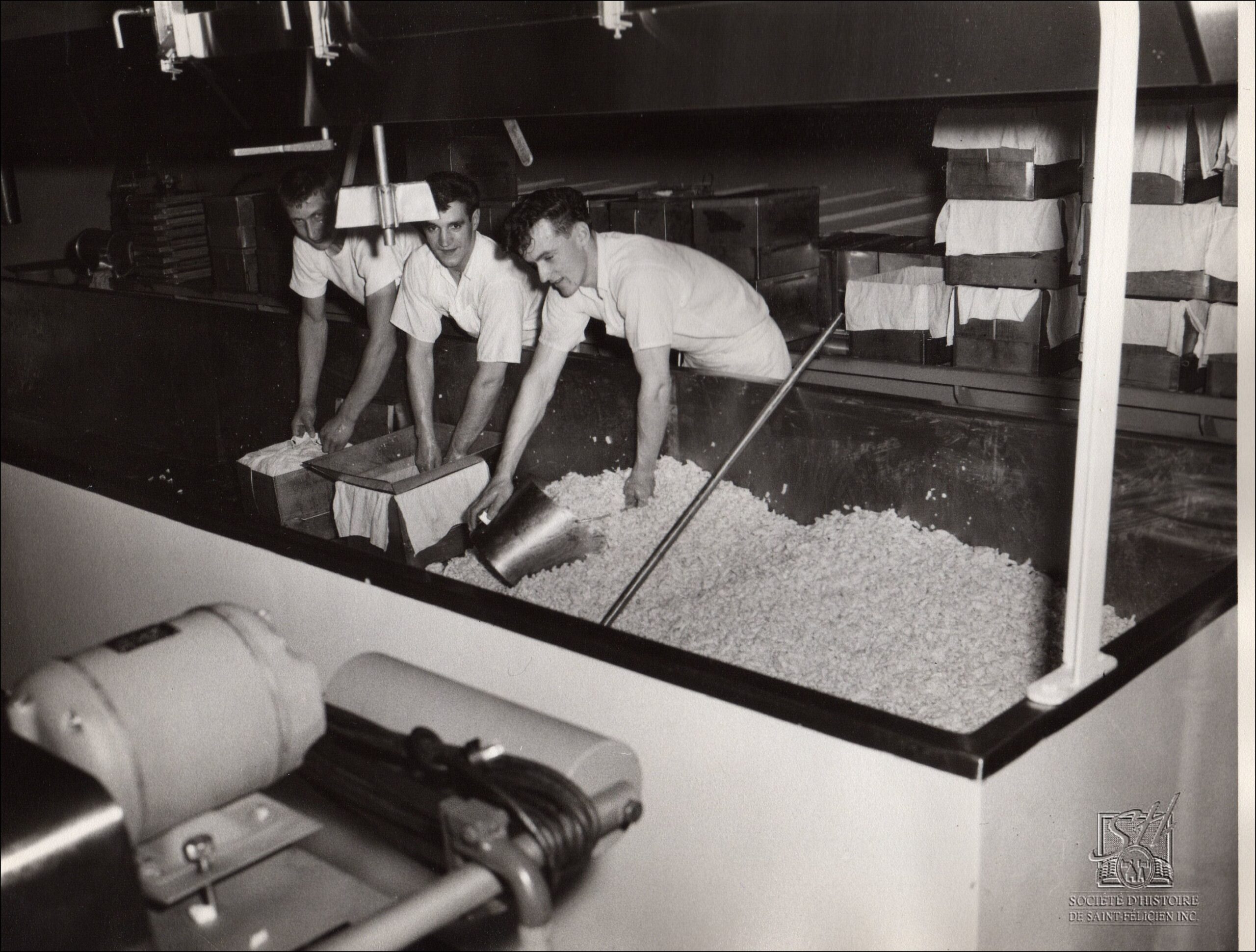 Production de fromage à Saint-Félicien (crédit photo - Société d'histoire de Saint-Félicien)